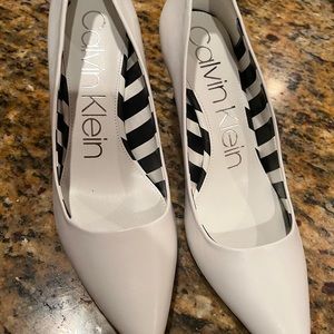 Calvin Klein Womens Gayle Patent Leather Pointed Toe Pumps White Size 10